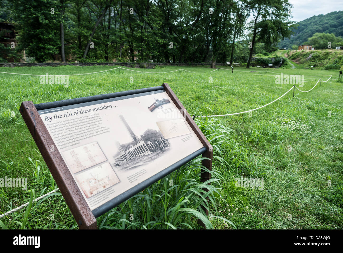 HARPERS FERRY, Virginie-occidentale, États-Unis — un panneau d'interprétation au parc historique national Harpers Ferry explique le site archéologique de l'ancien arsenal et arsenal américains. Cet emplacement, crucial pour l'histoire industrielle de la ville et le raid de John Brown en 1859, offre aux visiteurs un aperçu de la fabrication d'armes du XIXe siècle et des événements menant à la guerre de Sécession. Banque D'Images