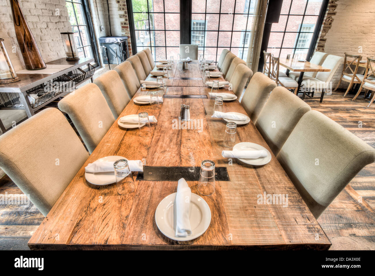 L'intérieur de la vertu et de l'Alimentation, Grain d'un restaurant et taverne dans la vieille ville d'Alexandria, en Virginie. Le restaurant est situé dans un bâtiment historique rénové qu'une fois servi d'entrepôt de grains et d'alimentation. Banque D'Images