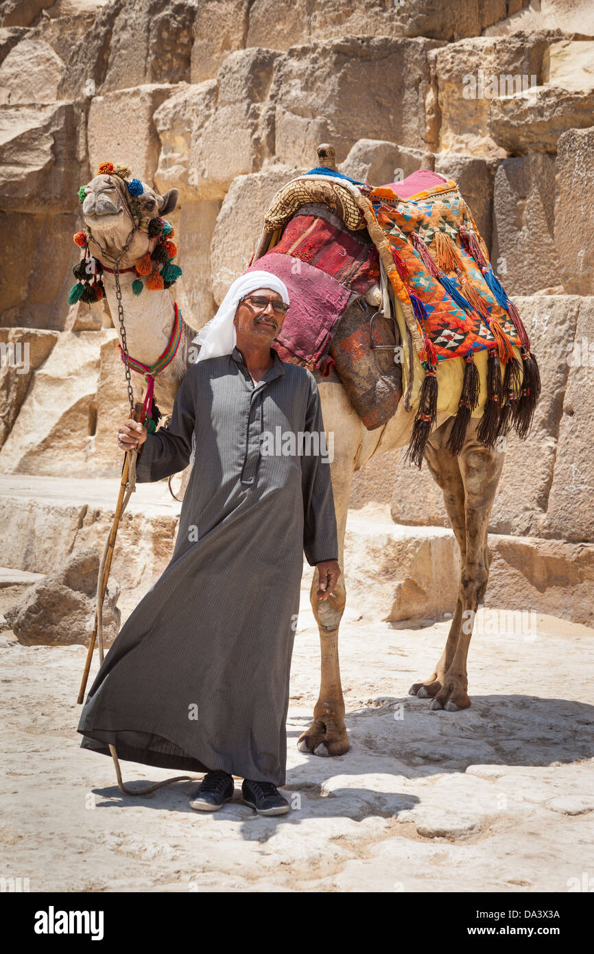 Et l'homme à côté de chameau grande pyramide de Gizeh, également connu sous le nom de pyramide de Chéops et la pyramide de Khéops, à Gizeh, Le Caire, Egypte Banque D'Images