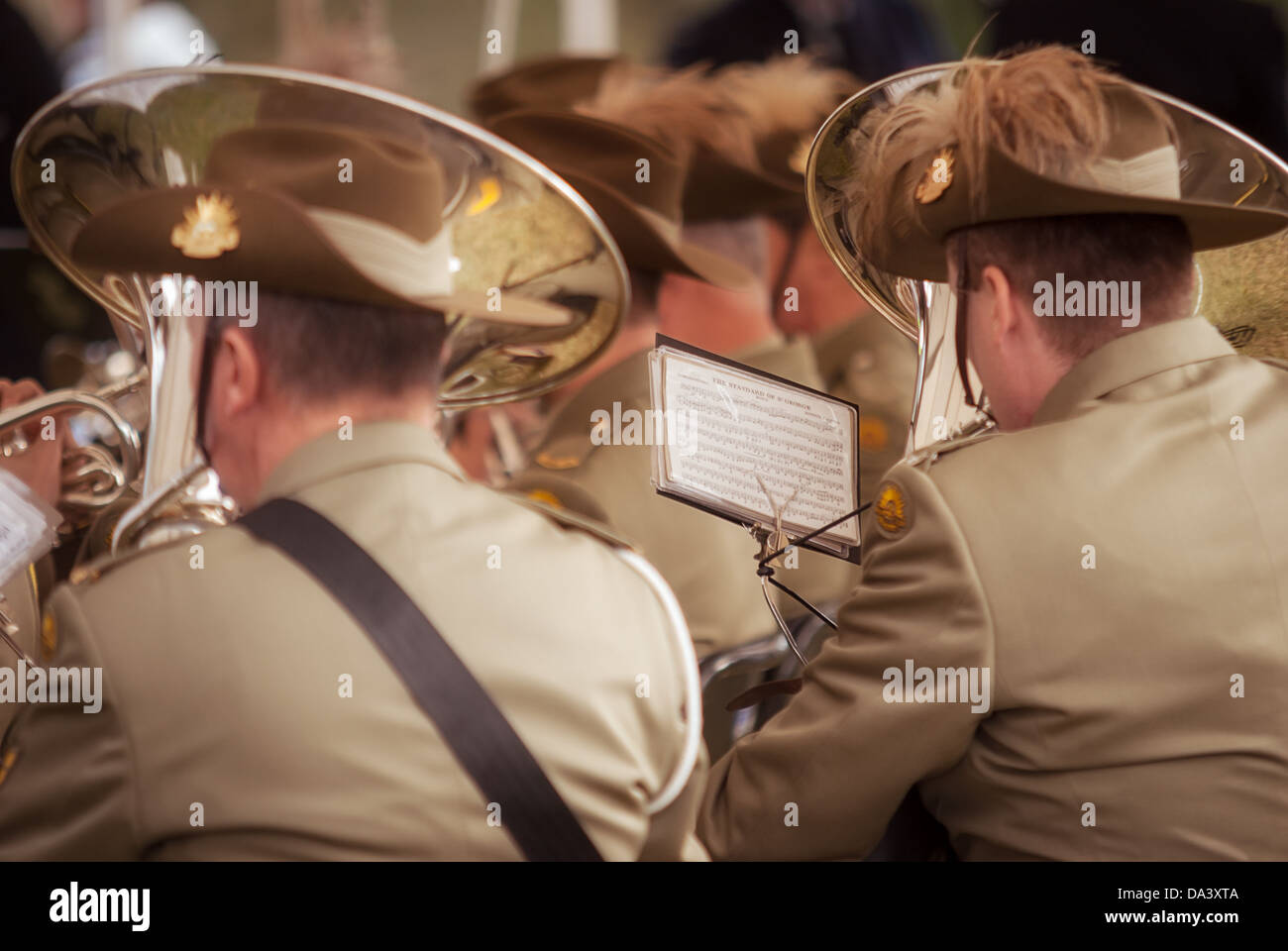 Fanfares Militaires jouer comme des milliers assister aux marches de l'Anzac Day à travers l'Australie. Banque D'Images