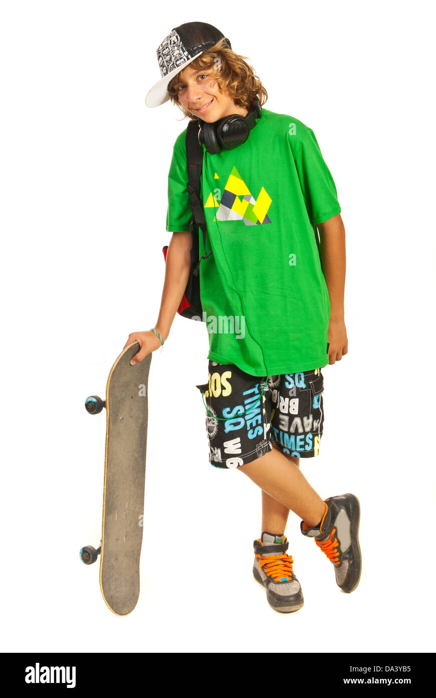 Cheerful schoolboy teen boy with skateboard isolé sur fond blanc Banque D'Images