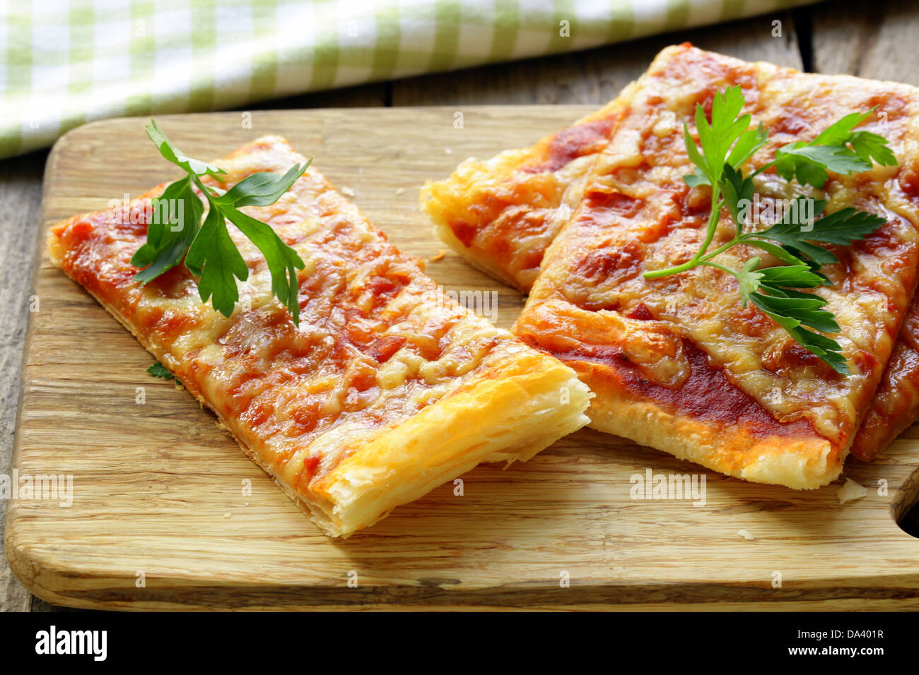 Pizza de pâte feuilletée avec de la sauce tomate Photo Stock - Alamy