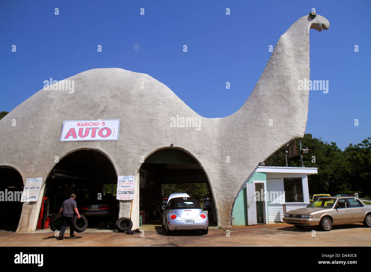 Florida Spring Hill, en bord de route Americana, station-service géante dinosaure, humour, humoristique, humour, drôle, Harold's Auto, les visiteurs Voyage voyage tour touriste tou Banque D'Images