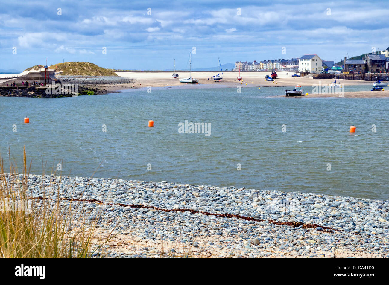 Station balnéaire de Barmouth, Barmouth Bay, Gwynedd, Pays de Galles, Royaume-Uni pris sur beau jour de Fairbourne Banque D'Images