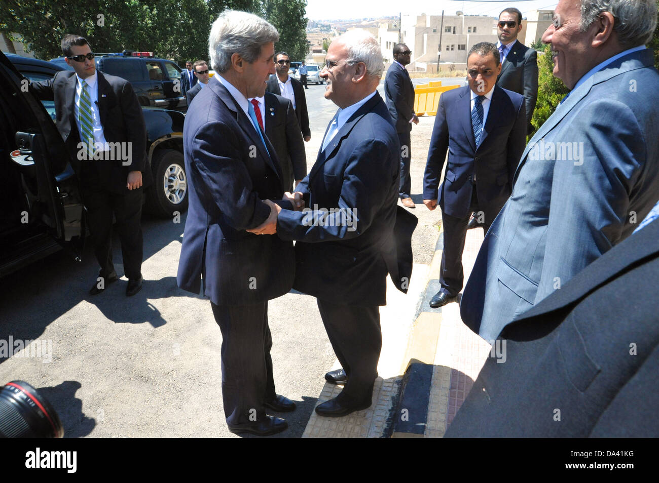 Kerry secrétaire rencontre PA Saeb Erekat, négociateur Banque D'Images