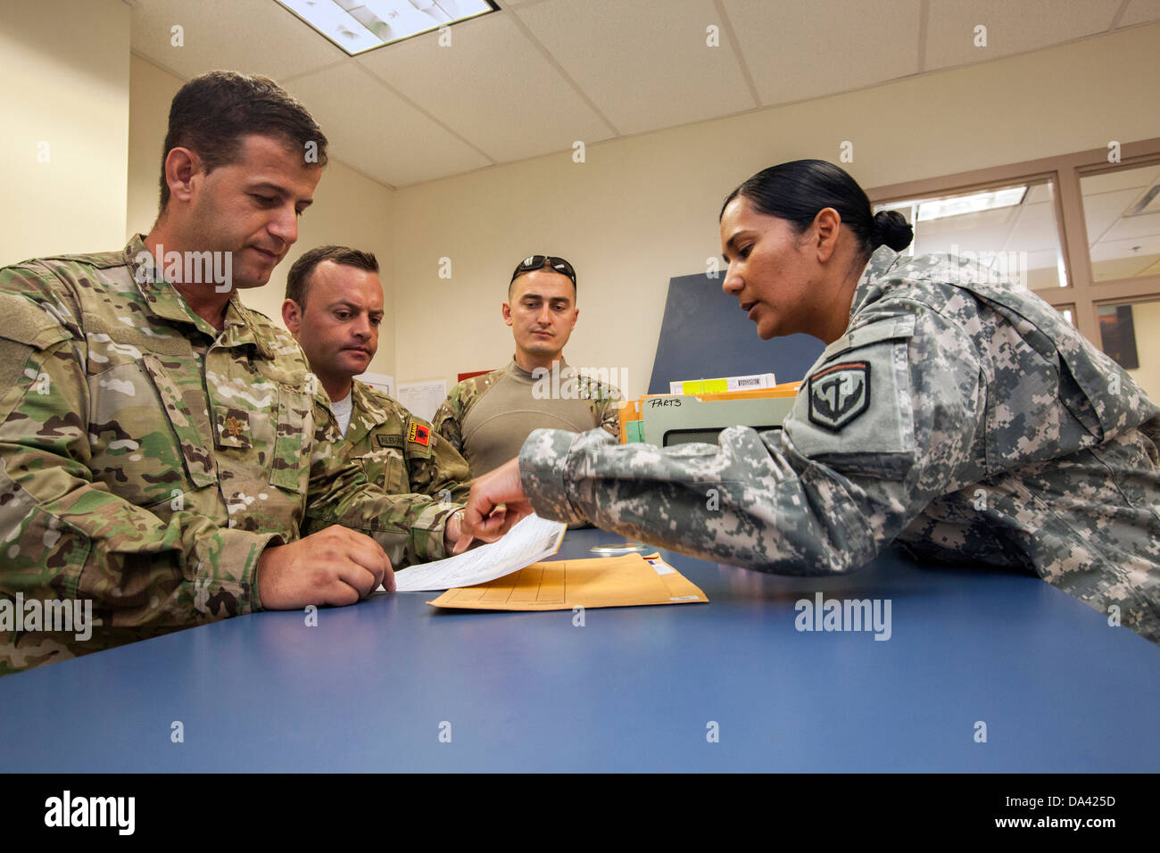 Le s.. Juana E. Garrett, droit, administration centrale, 117e Bataillon de soutien au maintien en puissance de Combat, New Jersey Army National Guard, ex Banque D'Images