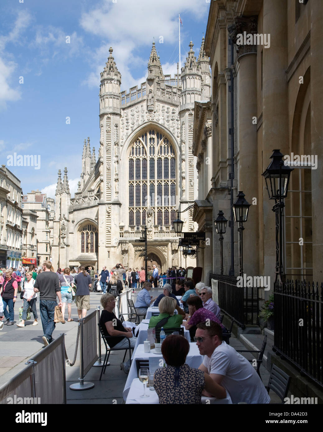 Église abbatiale avec les gens dans l'église, Somerset, Angleterre Banque D'Images