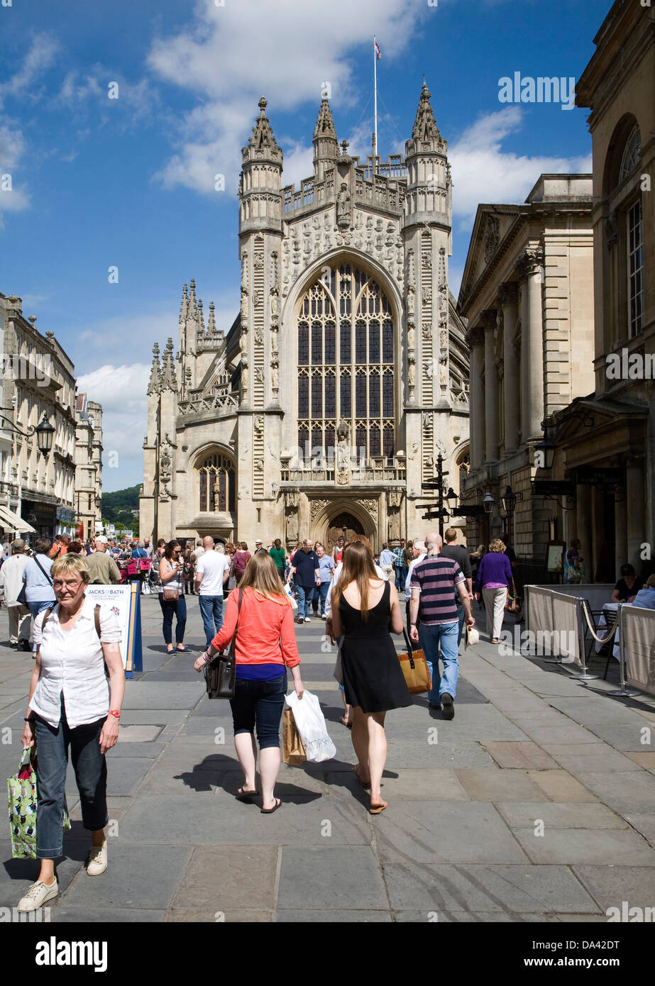Église abbatiale avec les gens dans l'église, Somerset, Angleterre Banque D'Images