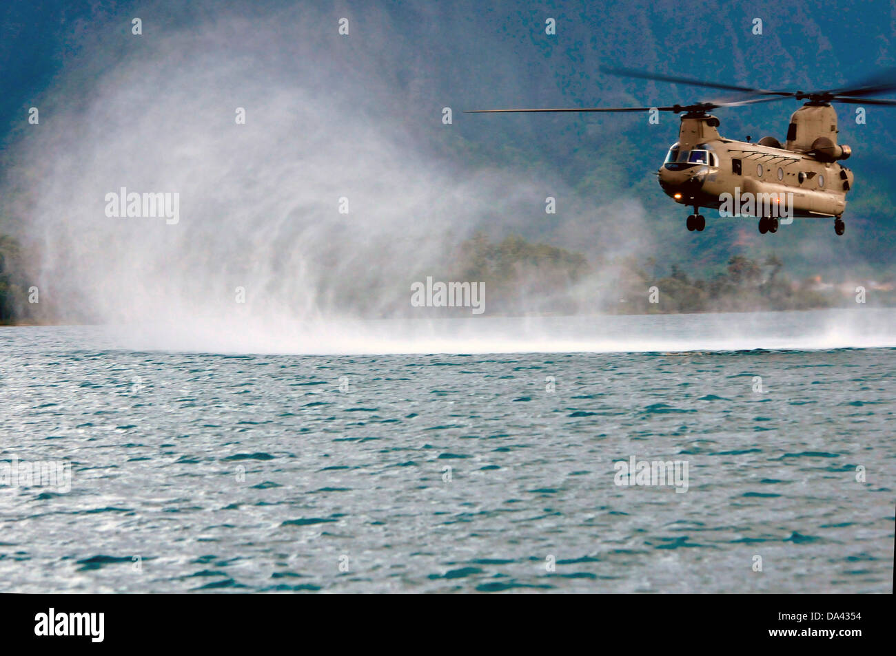 Une Armée US CH-47F Chinook avec la 25e Brigade d'aviation de combat Joint Marine gouttes Special Warfare Groupe 3 commandos dans l'eau pendant la formation HELOCAST au Marine Corps Air Station Kaneohe Bay le 19 juin 2013 à Hawaii. Banque D'Images