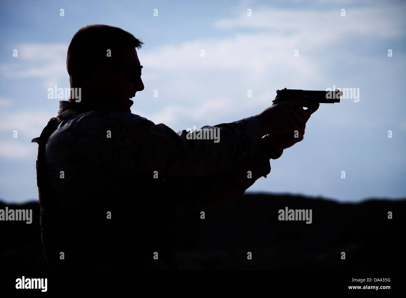 Le sergent du Corps des Marines des États-Unis. Jeremy Masters de Little Rock, Ark., et affectés à l'équipe de combat régimentaire 7 engage sa cible Banque D'Images