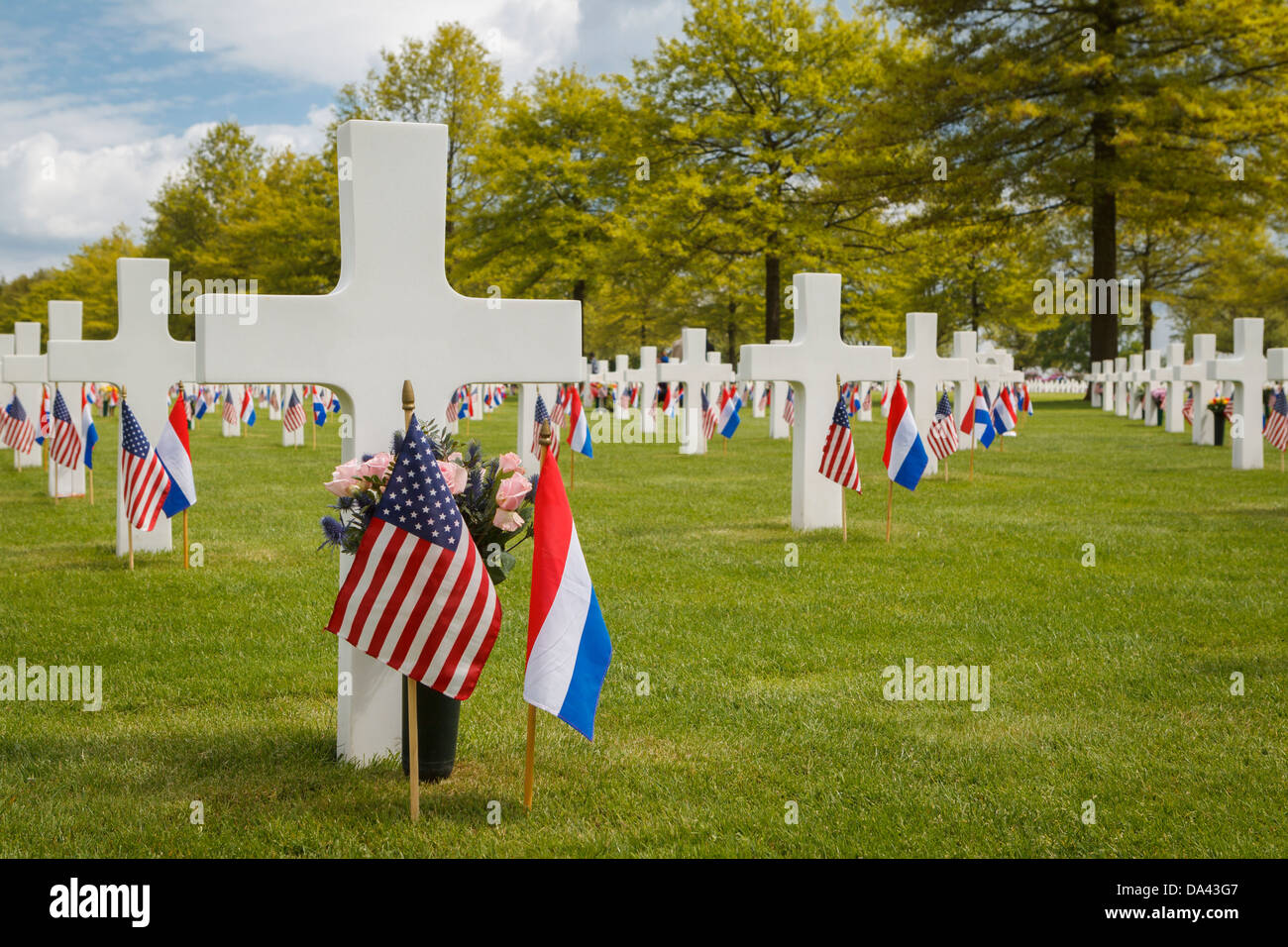 Les pierres tombales au cimetière américain de la Gulpen aux Pays-Bas, décorée de drapeaux pour Memorial Day. Banque D'Images