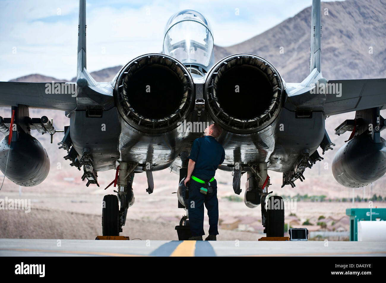 Un aviateur de l'US Air Force inspecte un F-15E Strike Eagle fighter aircraft le 24 juin 2013, à Nellis Air Force Base, NV. Banque D'Images