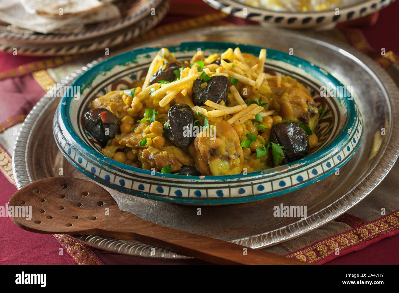 Khoresht de poulet avec les prunes séchées et les pois chiches. Iran Food Banque D'Images
