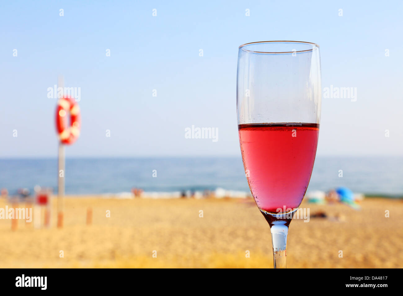 Champagne rose sur la plage d'Alvor, Portugal Banque D'Images