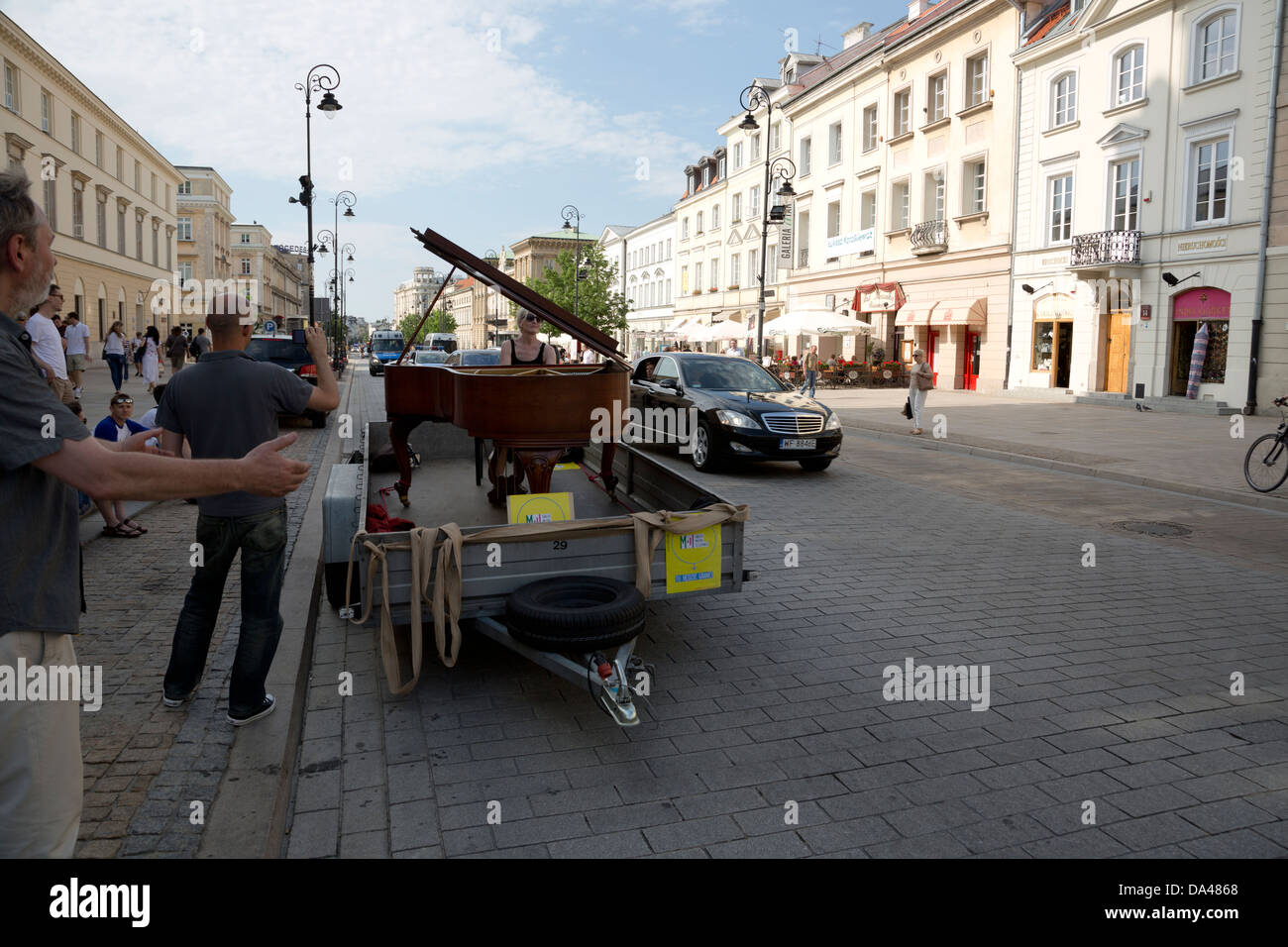 Les vagues de Paul McCartney à Pamela Howland, un pianiste américain dans la rue de Varsovie, Pologne sur une fête de la musique 22 juin 2013. Banque D'Images