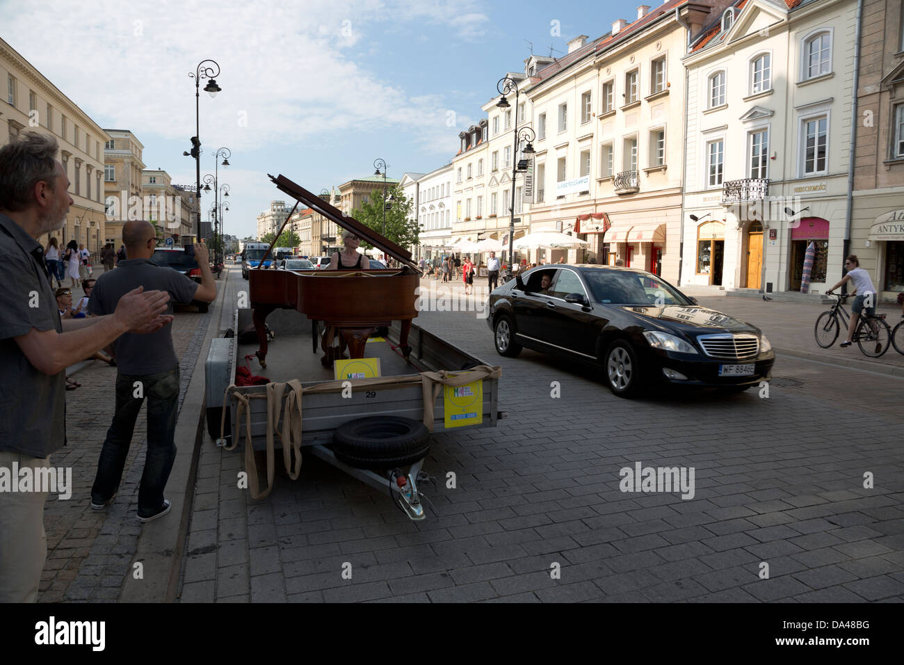 Les vagues de Paul McCartney à Pamela Howland, un pianiste américain dans la rue de Varsovie, Pologne sur une fête de la musique 22 juin 2013. Banque D'Images