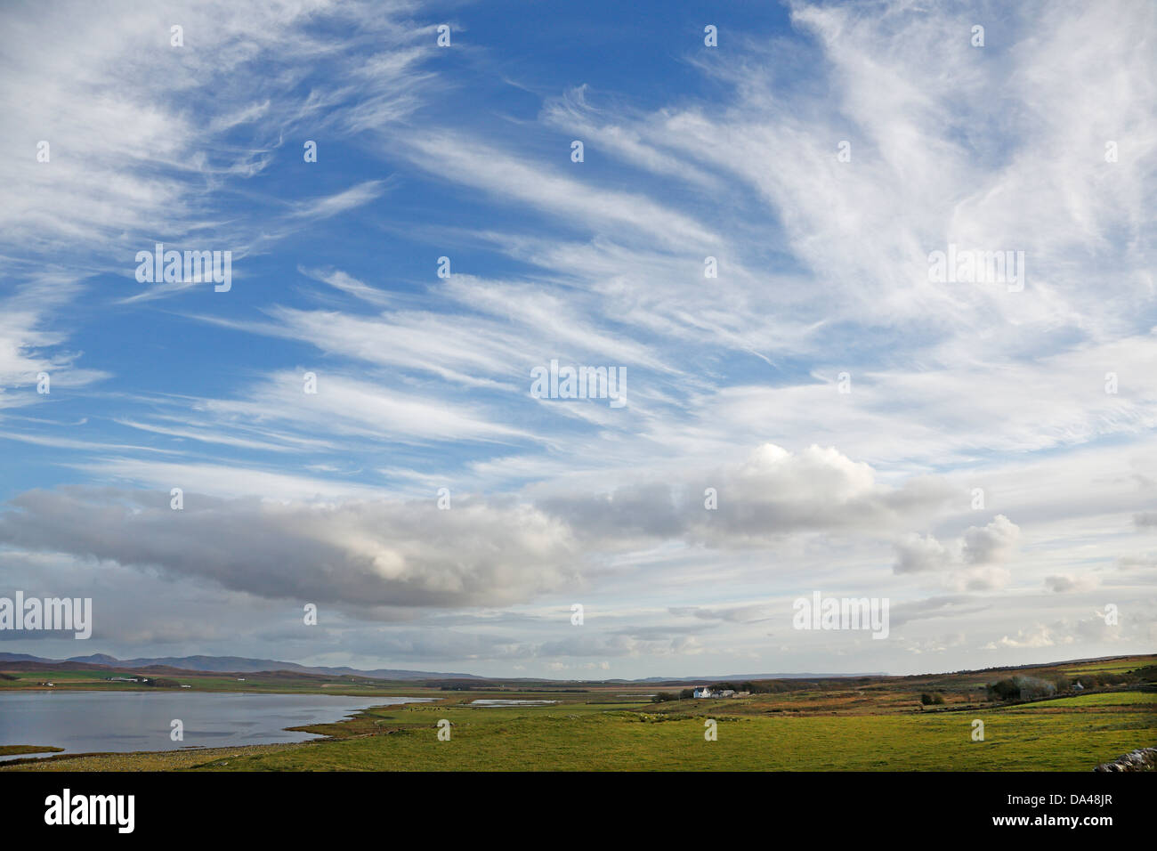 La formation de nuages cirrus sur le Loch Gruinart Islay Scotland UK Octobre 52418 Banque D'Images