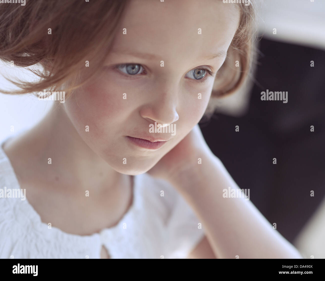 Close-up portrait of young girl looking away à partir de l'appareil photo Banque D'Images