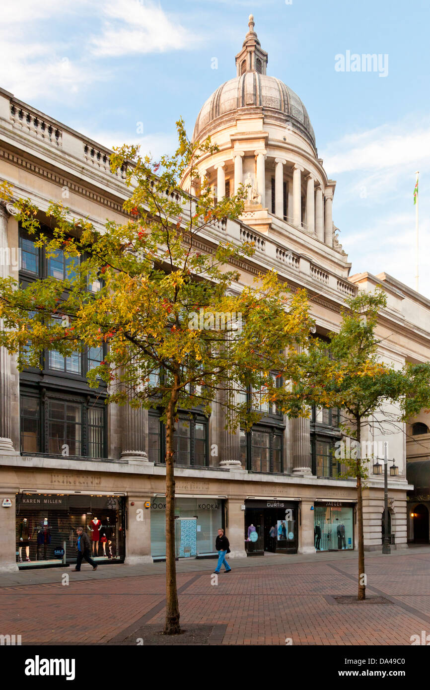 Un matin tôt vue du côté nord de la chambre du conseil et des magasins ci-dessous sur Forge, rangée, Nottingham, England, UK Banque D'Images