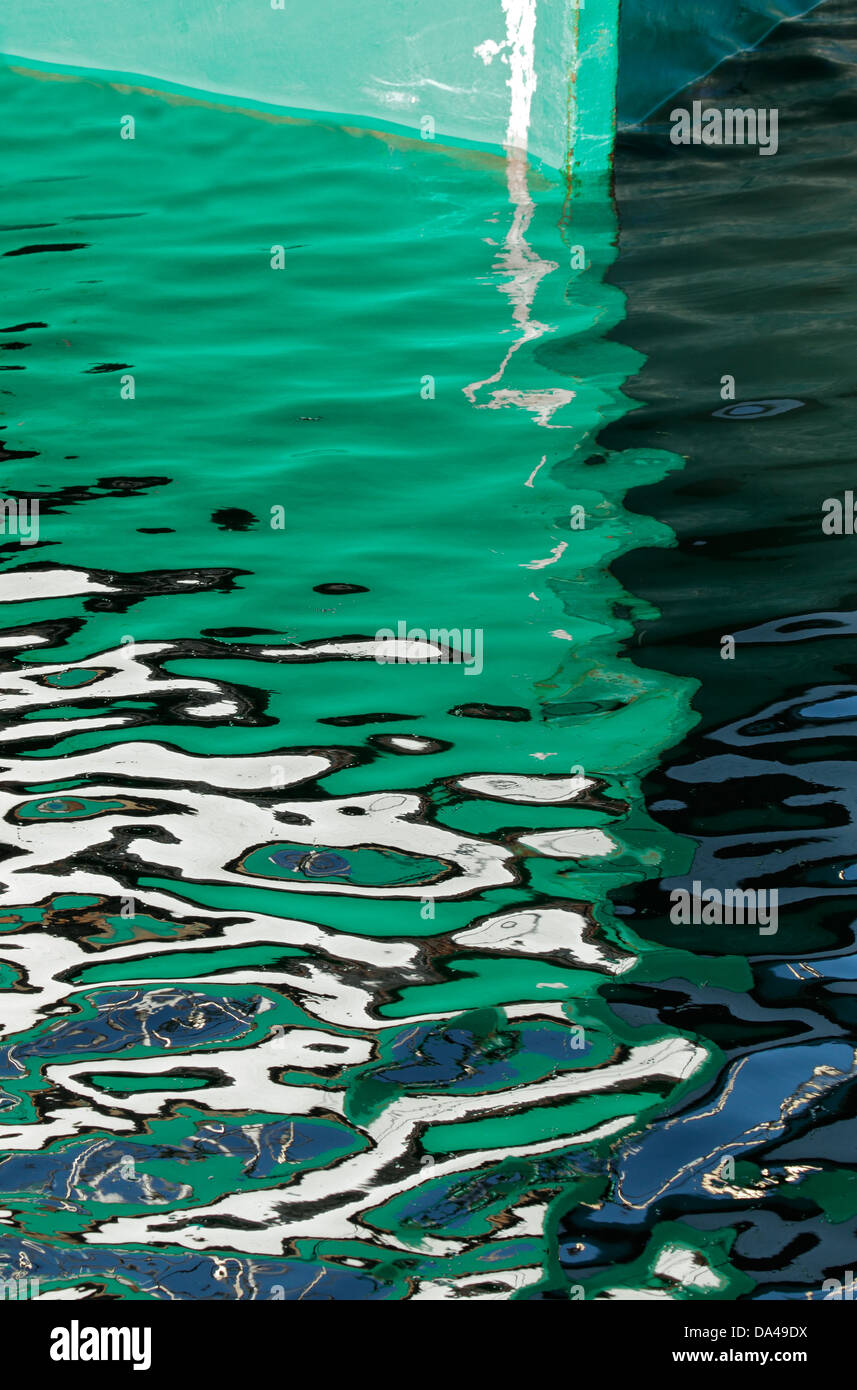 Coque de bateau vert artistique avec reflet dans l'eau Banque D'Images