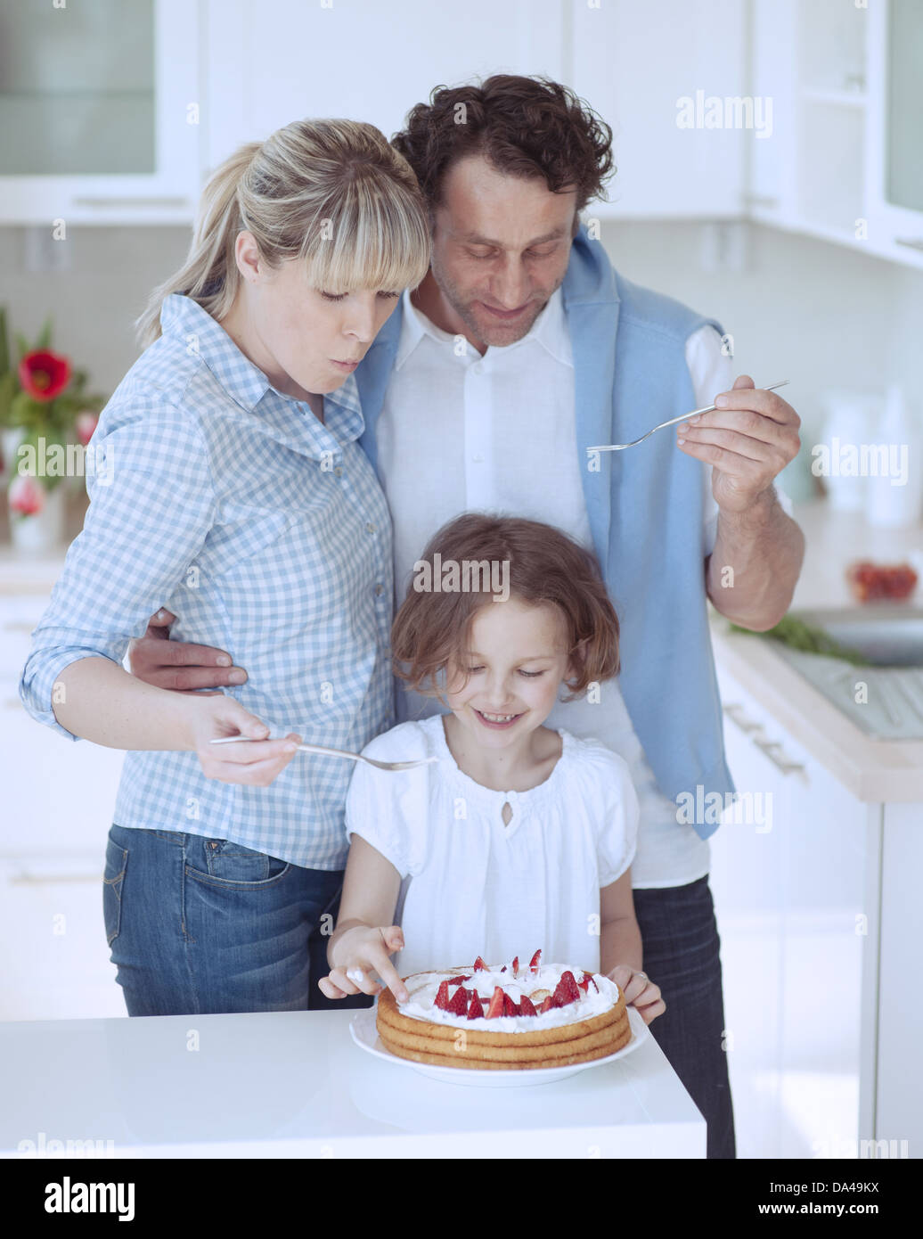 La préparation familiale repas sain dans la cuisine Banque D'Images