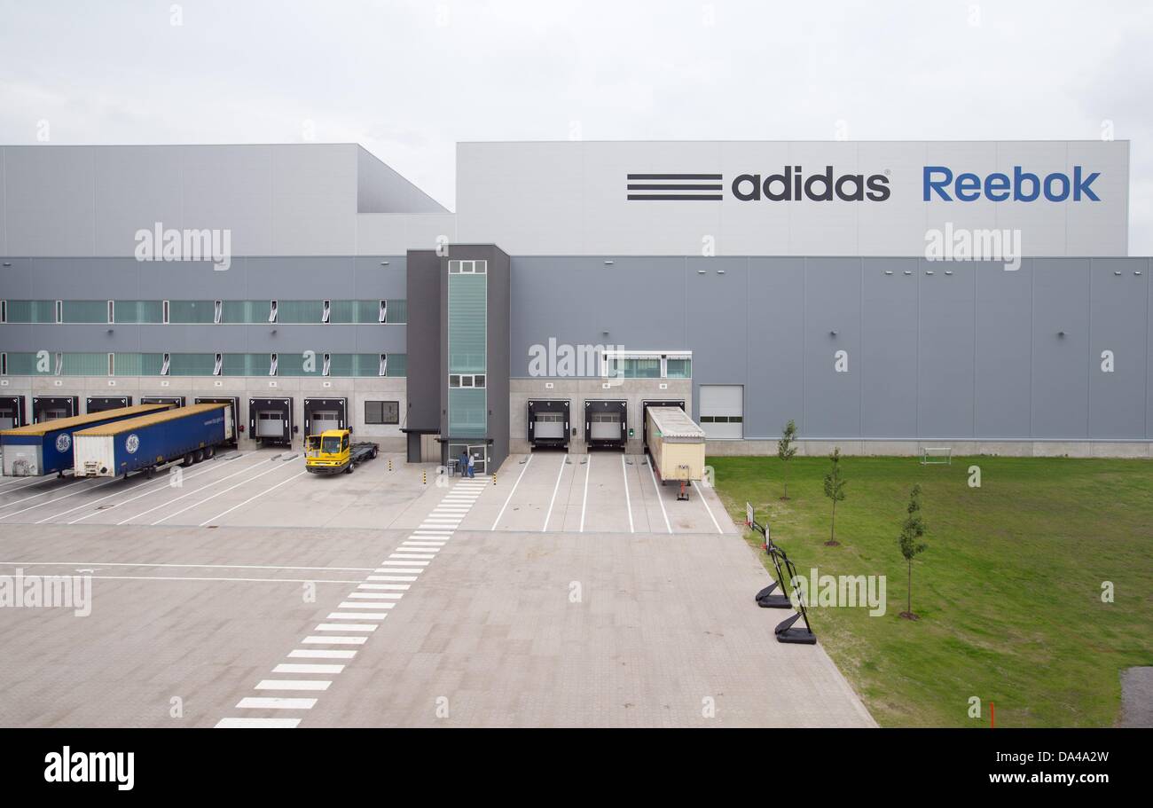 Le plus grand centre de distribution du groupe Adidas a ouvert avec un  investissement de plus de 100 millions d'euros dans Rieste, Allemagne, 03  juillet 2013. Photo : FRISO GENTSCH Photo Stock - Alamy