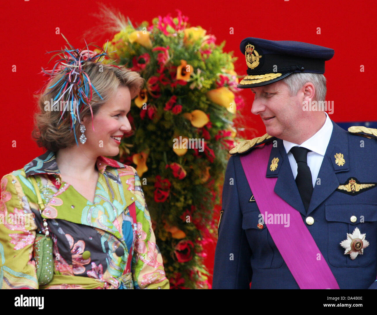 La Princesse Mathilde de Belgique parle à son mari, le Prince Philippe de Belgique, en face du palais royal de Bruxelles, Belgique, 21 juillet 2007. La famille royale belge célèbre la fête nationale. Photo : Albert Nieboer (Pays-Bas) Banque D'Images