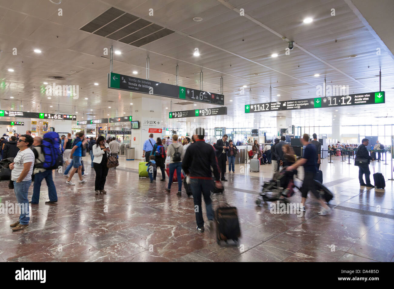 Les passagers dans le ticket hall à la gare Sants de Barcelone. Banque D'Images