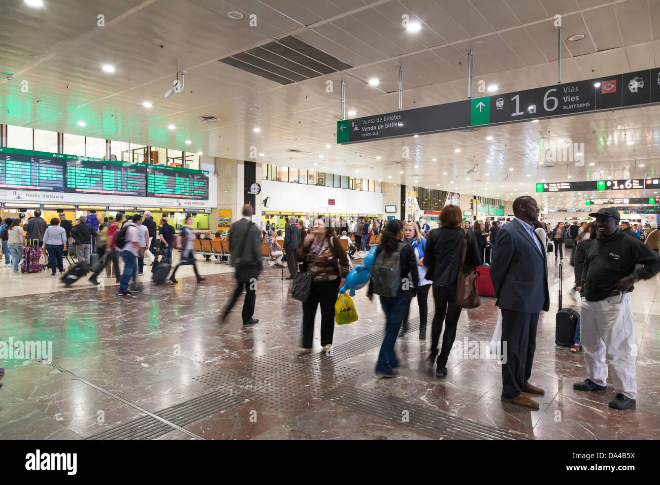 Les passagers dans le ticket hall à la gare Sants de Barcelone Banque D'Images