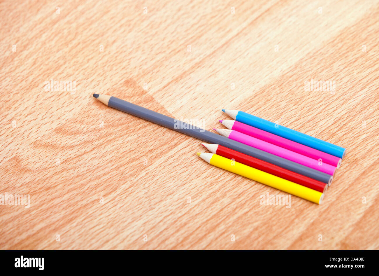 Studio shot de crayons de couleur dans une rangée Banque D'Images