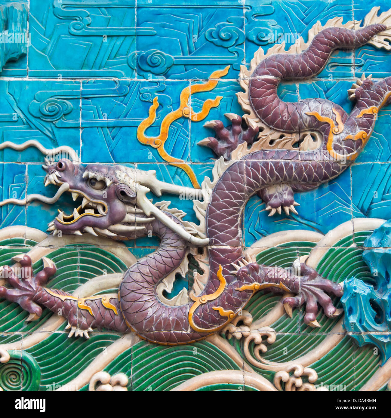 L'Nine-Dragon Wall (Jiulongbi) au parc Beihai, Beijing, Chine. Le mur a été construit en 1756 CE Banque D'Images