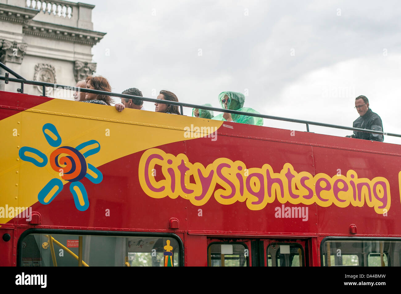 City sightseeing bus tour dans la pluie à Londres Banque D'Images