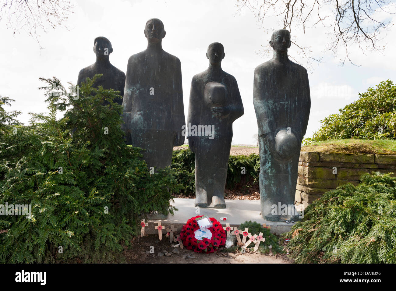 Cimetière de guerre allemand de Langemark, Flandre, Belgique, avec quatre chiffres de deuil par le professeur Emil Krieger . Banque D'Images