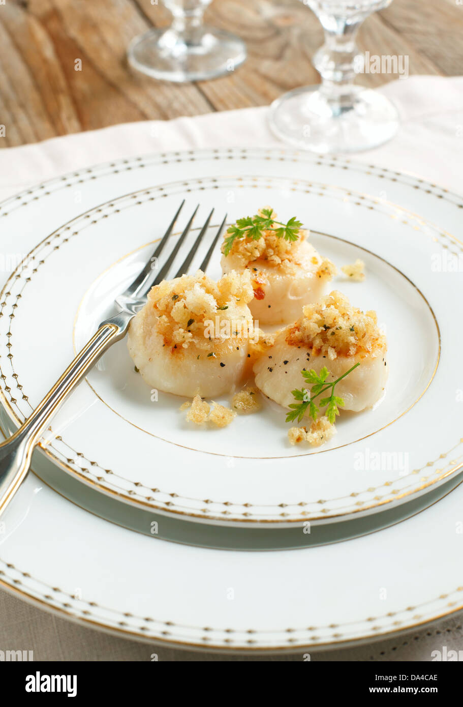 Pétoncles au four avec des miettes Banque D'Images