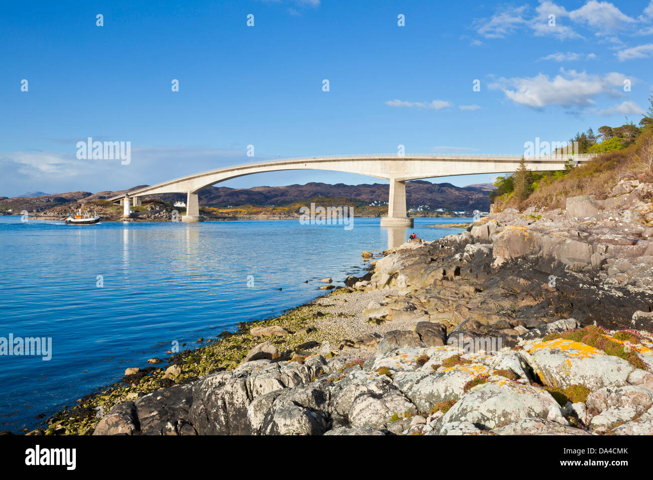 Le Skye bridge reliant le continent écossais avec l'île de Skye Highlands and Islands Scotland UK GB EU Europe Banque D'Images