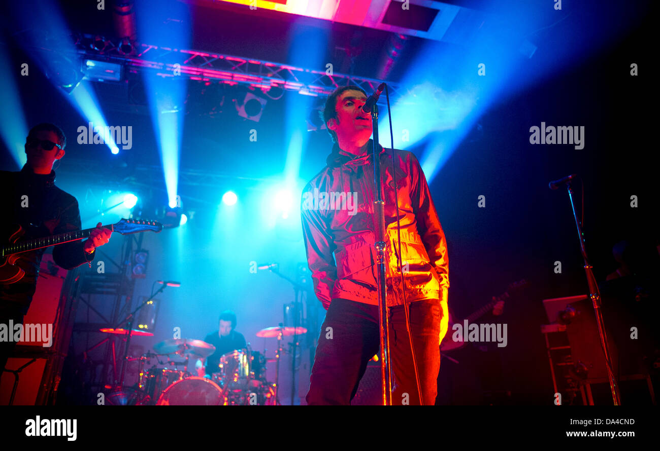 Berlin, Allemagne. 2 juillet, 2013. La chanteuse britannique Liam Gallagher du groupe britannique Beady Eye effectue avec son groupe lors de leur tournée en Allemagne à la C-Club salle de concert à Berlin, Allemagne, 2 juillet 2013. Photo : Jan-Philipp Strobel/dpa/Alamy Live News Banque D'Images