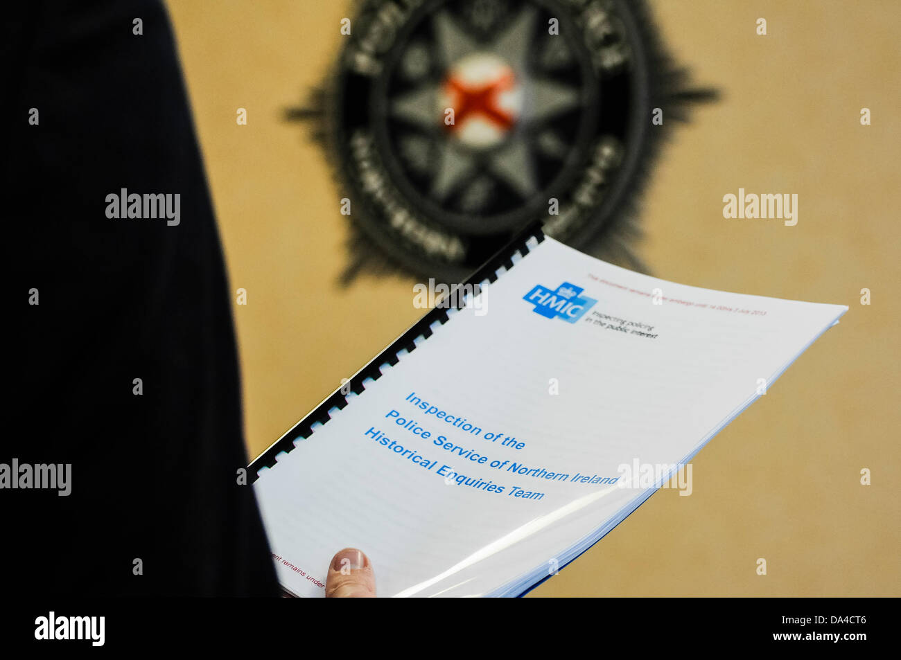 Belfast, Irlande du Nord. 3e juillet 2013. Service de police d'Irlande du Nord (PSNI) Un journaliste est titulaire d'un rapport accablant de l'inspection des Commissions (HMIC) dans l'enquête Historique Équipe (HET) Crédit : Stephen Barnes/Alamy Live News Banque D'Images