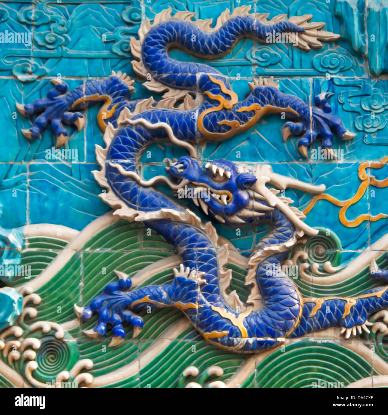 L'Nine-Dragon Wall (Jiulongbi) au parc Beihai, Beijing, Chine. Le mur a été construit en 1756 CE Banque D'Images