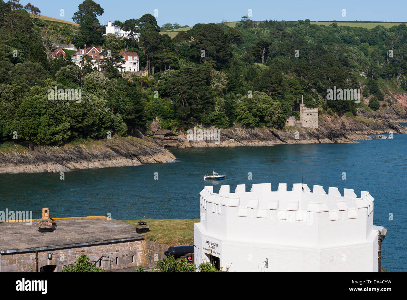 Dartmouth, Devon, Angleterre. 1er juillet 2013. Château de Dartmouth à l'ensemble de Kingswear Castle à l'embouchure de la rivière Dart. Banque D'Images