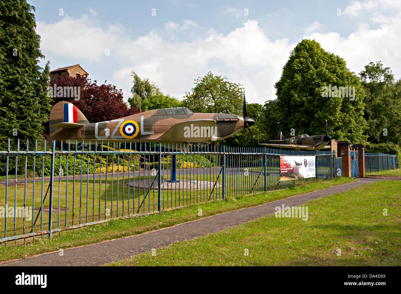 Une réplique MK1 Hurricane P2921 à l'entrée de la chapelle St. George, Biggin Hill, Kent, UK. Banque D'Images