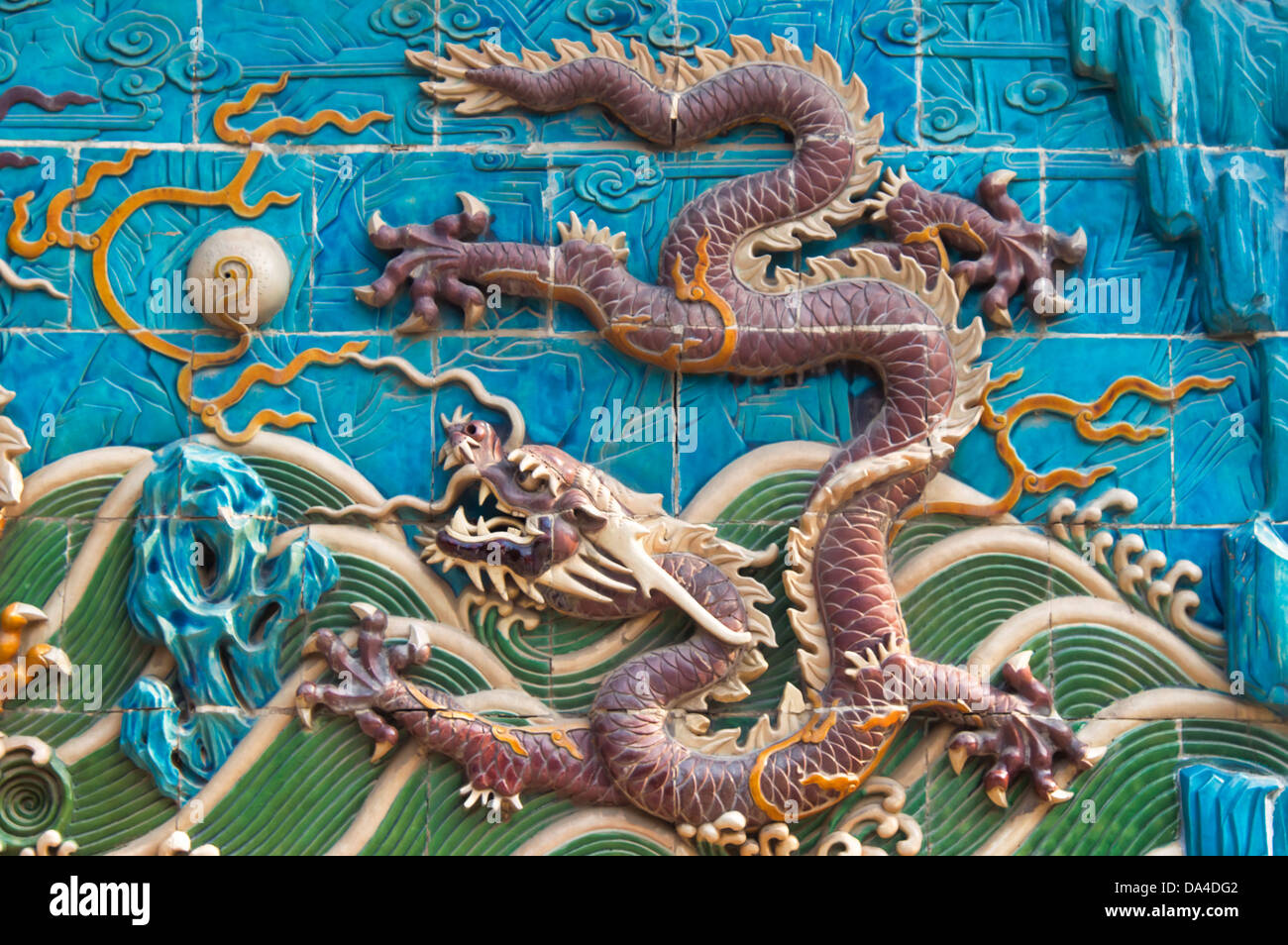 L'Nine-Dragon Wall (Jiulongbi) au parc Beihai, Beijing, Chine. Le mur a été construit en 1756 CE Banque D'Images