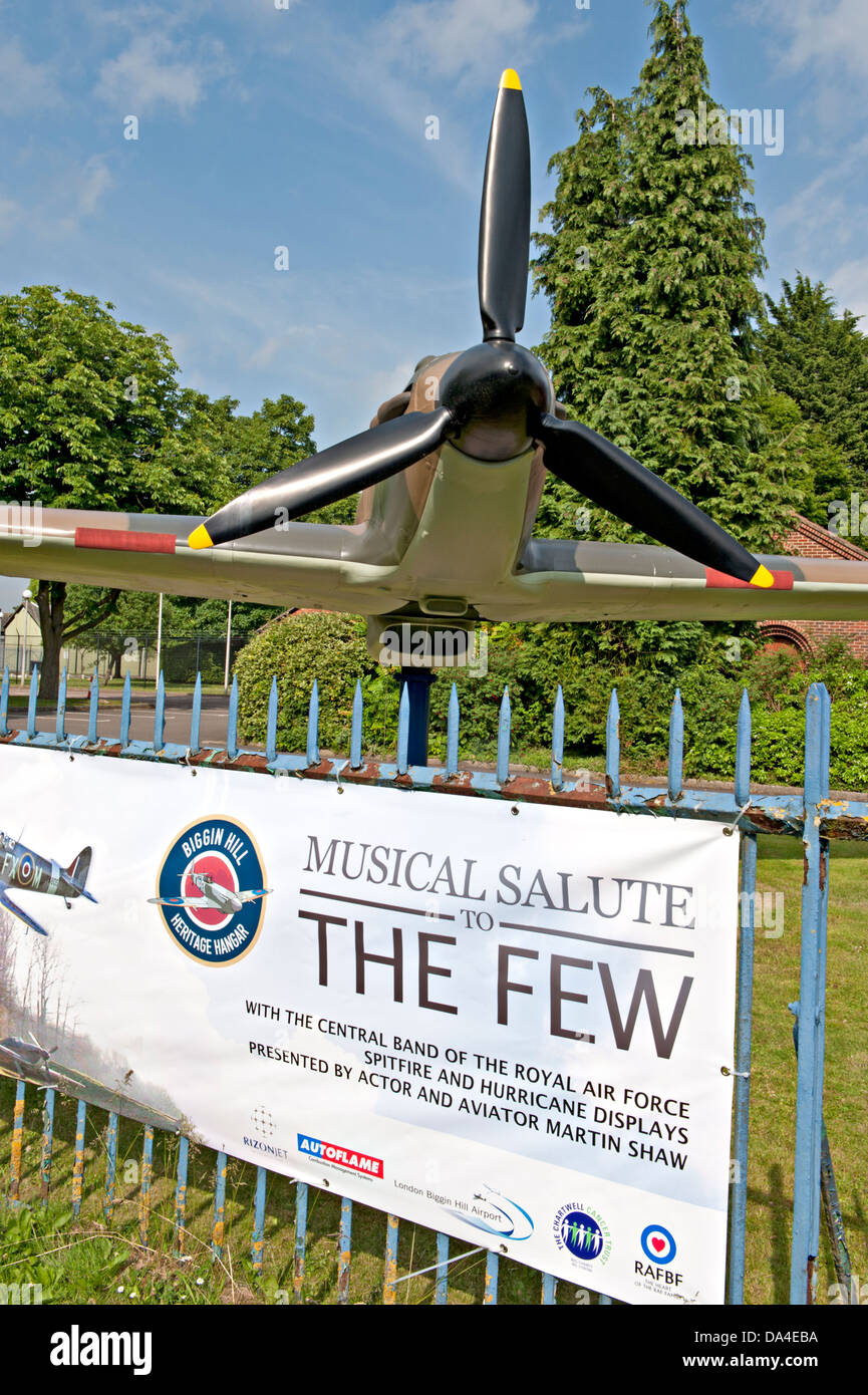 Une réplique MK1 Hurricane P2921 à l'entrée de la chapelle St. George, Biggin Hill, Kent, UK. Banque D'Images