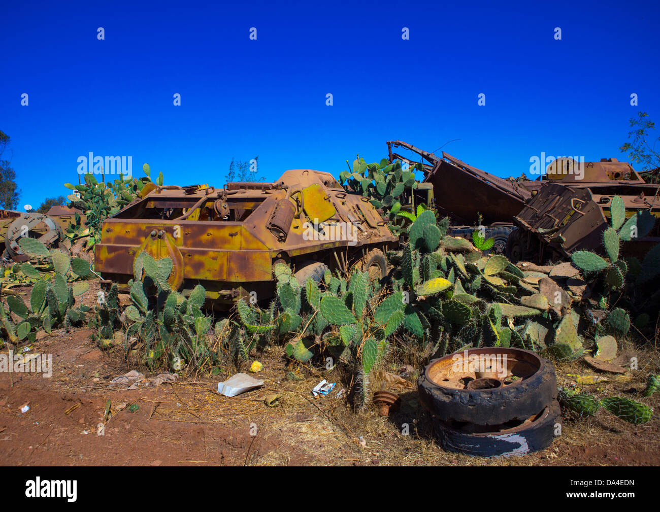 Camion Citerne et cimetière, Asmara, Erythrée Banque D'Images