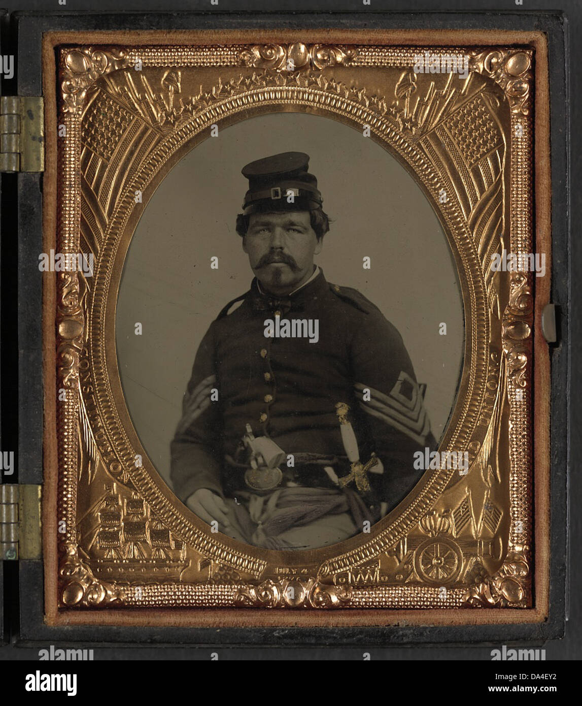 Cette photographie de la Bibliothèque du Congrès montre un soldat de l'Union non identifié portant un uniforme de premier sergent, tenant une épée de milice et un revolver, représentant la tenue militaire de l'époque de la guerre de Sécession. Banque D'Images