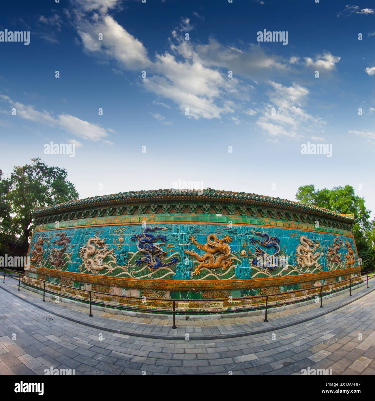 L'Nine-Dragon Wall (Jiulongbi) au parc Beihai, Beijing, Chine. Le mur a été construit en 1756 CE Banque D'Images