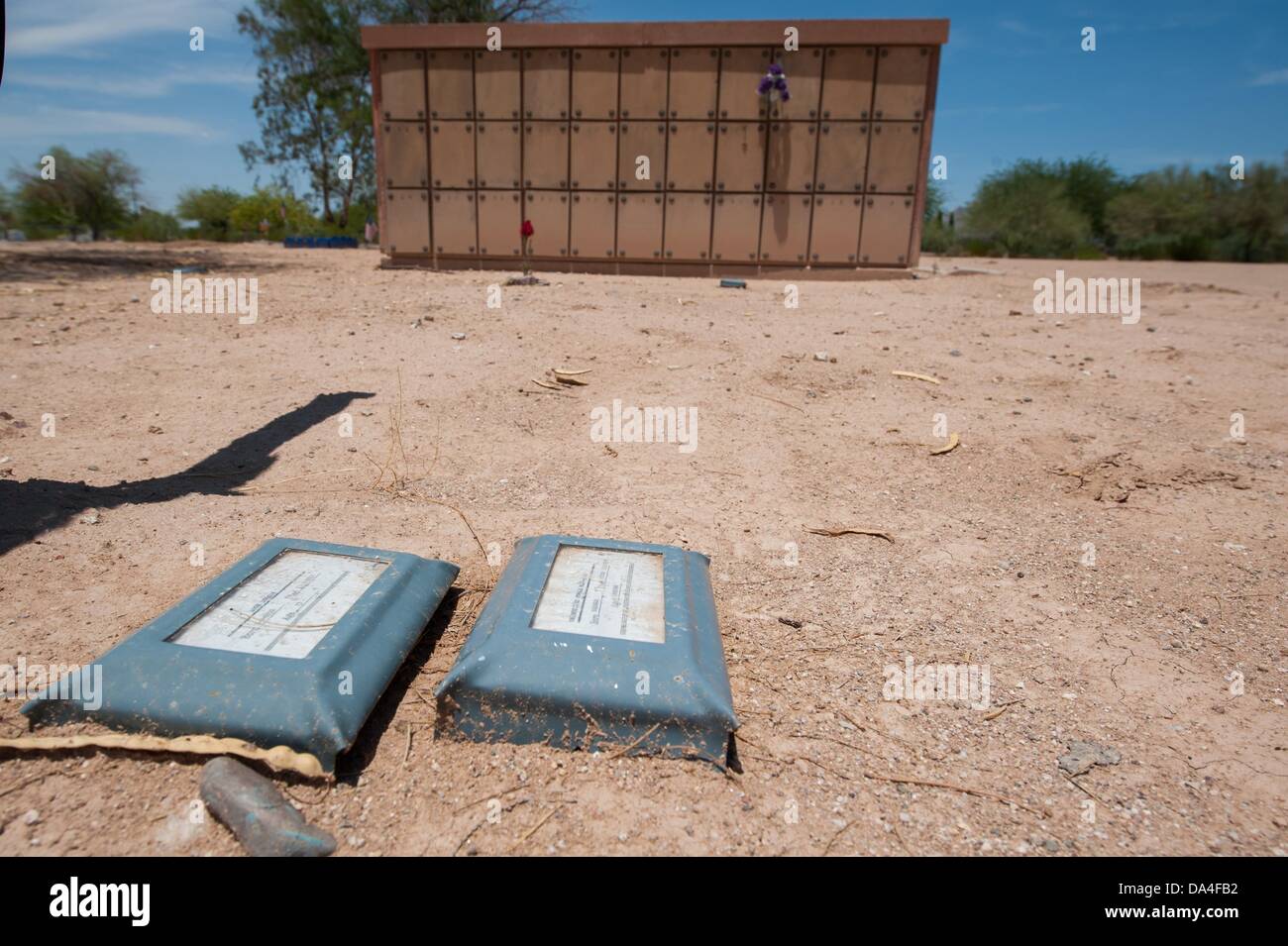 2 juillet 2013 - Tucson, Arizona, États-Unis - un marqueur indique la tombe de ''Fille non identifiée MLO-1214'' dont le corps a été retrouvé dans le désert le 7 juillet 2005. La tombe est adjacent à l'un columbarium en usage à la chambre de cremains décédé, les migrants non identifiés. Le Comté de Pima Cimetière fiduciaire à Tucson, Arizona) est le lieu de sépulture de nombreux migrants morts non identifiables et non identifiés trouvés dans le désert au sud de l'Arizona. Jusqu'à récemment, les restes ont été enterrés le long des tombes des pauvres y compris les enfants morts-nés, corps non réclamés et d'autres. Avec les progrès de forens Banque D'Images