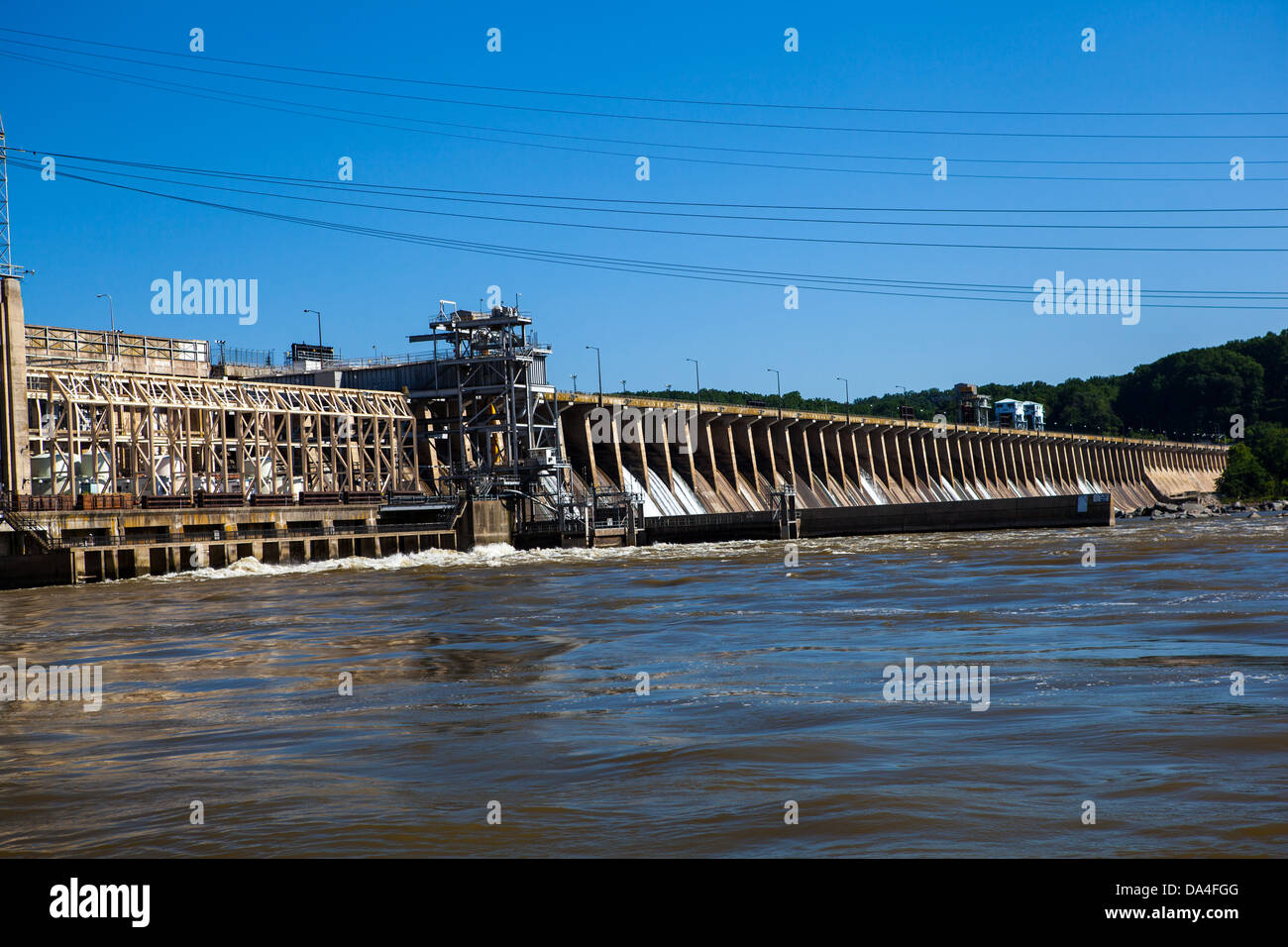 Le barrage de Conowingo (également connu sous le nom de l'usine hydroélectrique de Conowingo) est un grand barrage hydroélectrique de la rivière Susquehanna. Le barrage, l'un des plus grands barrages hydroélectriques non fédéraux aux États-Unis, est situé dans le Maryland, enjambant la frontière du comté de Harford et Cecil et à environ 5 milles au sud de la frontière, la Pennsylvanie et l'embouchure de la baie de Chesapeake. Banque D'Images