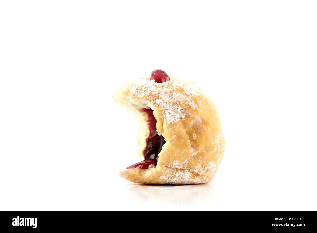 Beignets aux bleuets et de mordre sur le fond blanc. Banque D'Images