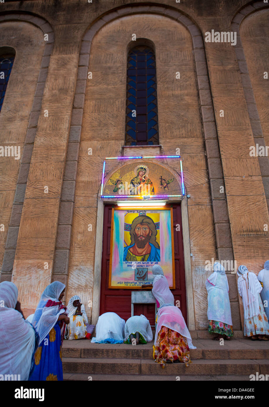 Les femmes de prier sur les marches d'une église, d'Asmara, Erythrée Banque D'Images