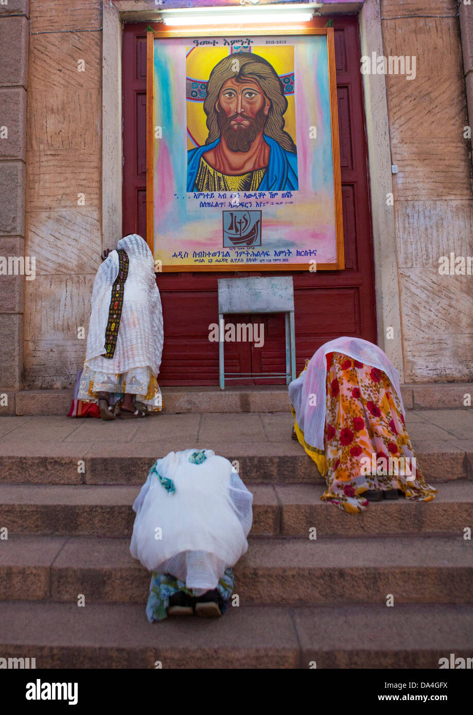 Les femmes de prier sur les marches d'une église, d'Asmara, Erythrée Banque D'Images